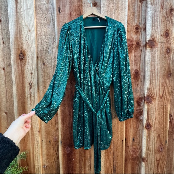 Emerald Green Sequin Balloon Long Sleeve Wrap Dress 🌿 - Picture 4 of 10